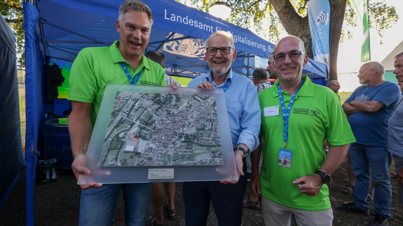 Präsident Wolfgang Bauer und Amtsleiter Berthold Mayer übergeben 3D-Druck der Stadt Aichach an Bürgermeister Habermann