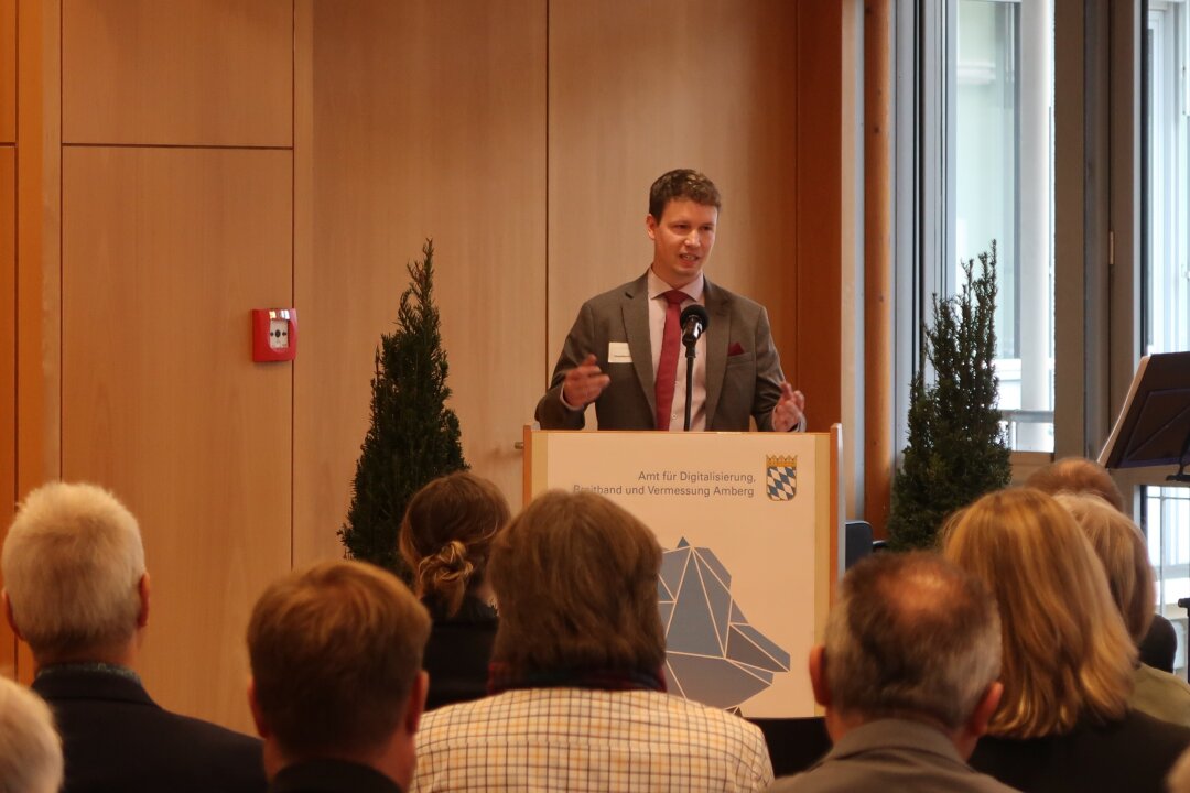 Der neue Amtsleiter, Maximilian Kronen, hält seine Antrittsrede